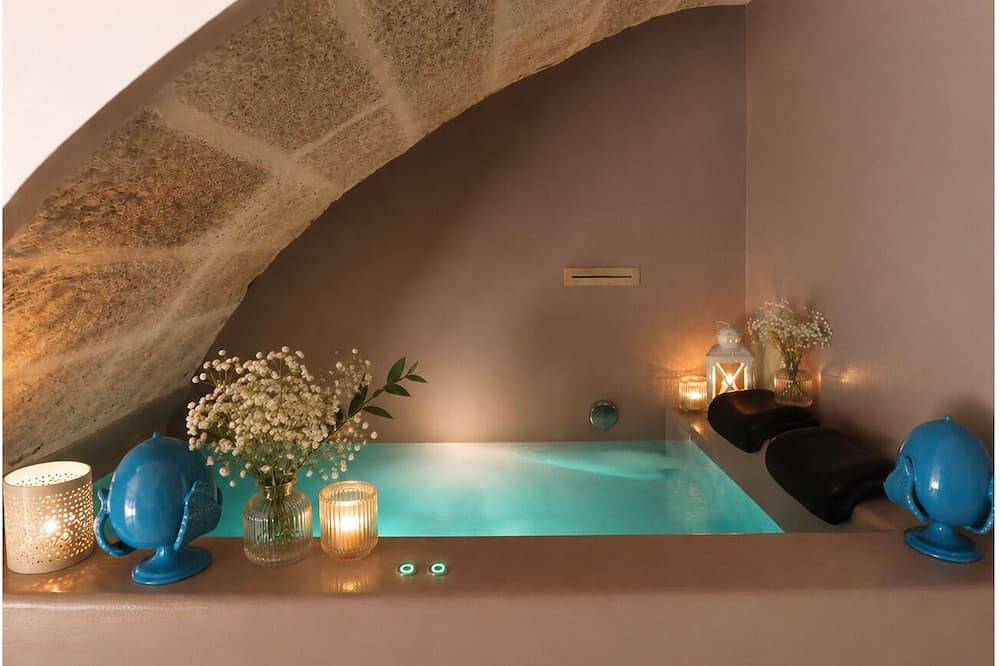 La Piazzetta Spa Room, a charming central accommodation with a private pool in Lama Monachile (Polignano a Mare), Polignano a Mare