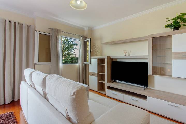 Holiday Home 'Refugio Dourado' with Sea View, Shared Garden & Wi-Fi in Água de Pena, Madeira