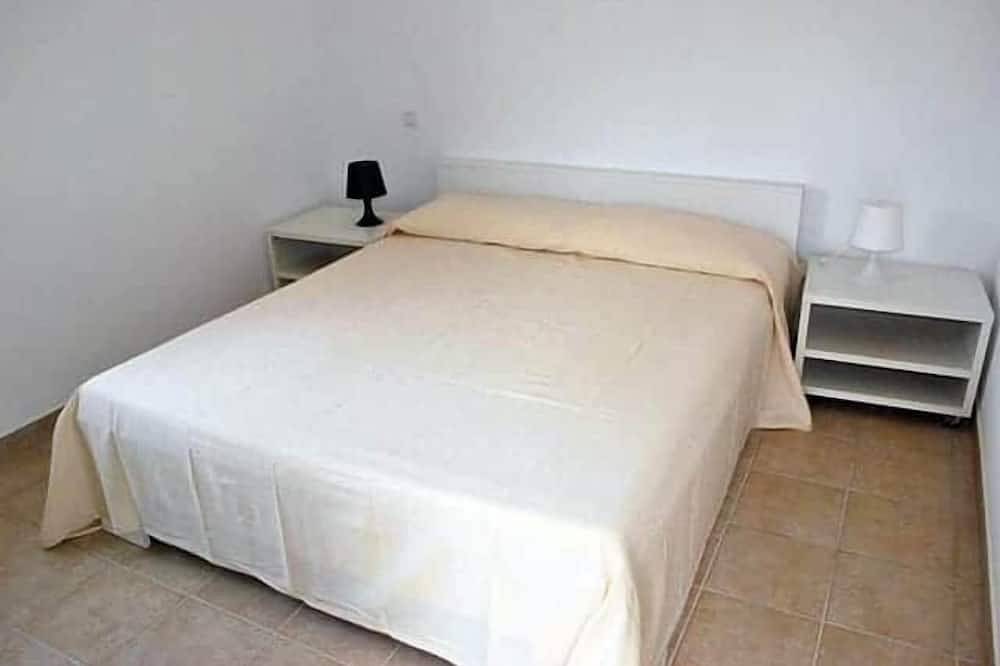 Appartement entier, Three-room apartment- Patio 8 in France