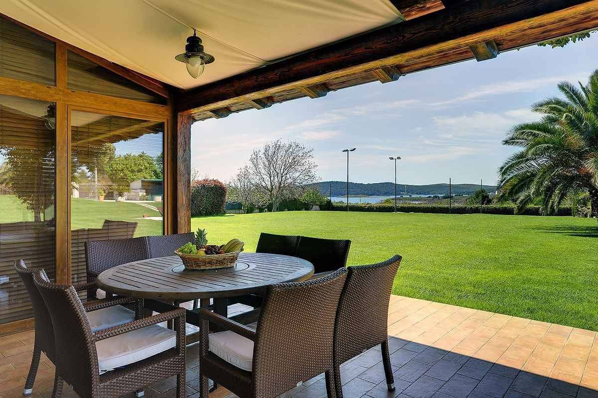 Villa mit Swimmingpool und Volleyballfeld in Pula-Medulin, Pomer