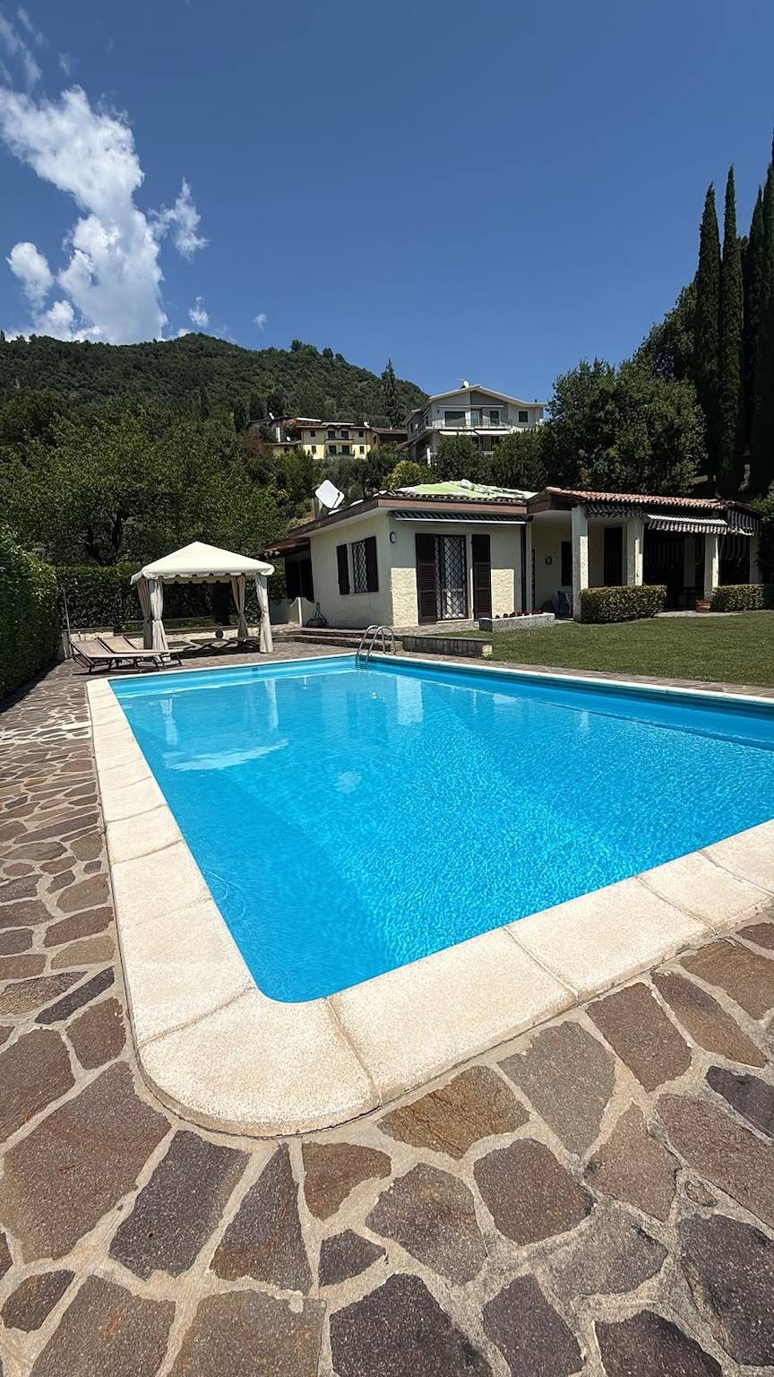 Villa Oleandri pool with view in Salò, Gardasee-Berge