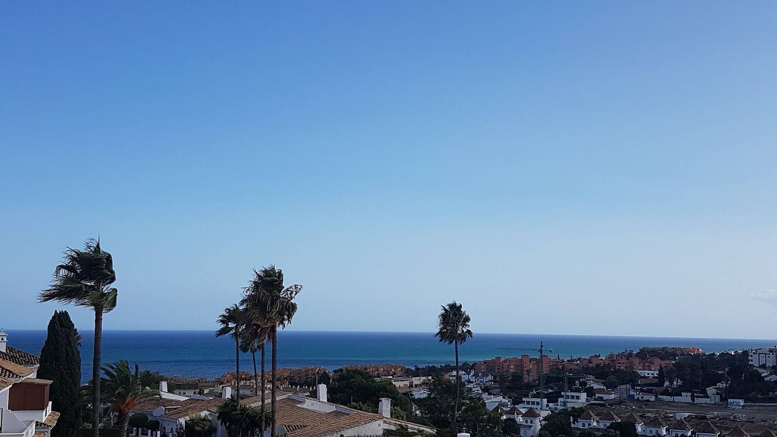 Apartamento entero, Moderno apartamento reformado de 2 dormitorios y 2 baños, excelentes vistas al mar y al golf in Duquesa Regent, Manilva