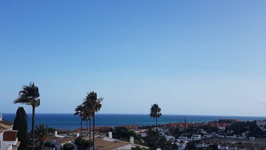 Ganze Wohnung, Modernes, renoviertes Apartment mit 2 Betten und 2 Bädern, hervorragendem Meer- und Golfblick in Duquesa Regent, Manilva