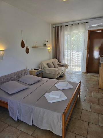 Location de vacances pour 2 personnes, avec vue ainsi que jardin et balcon dans Stavros