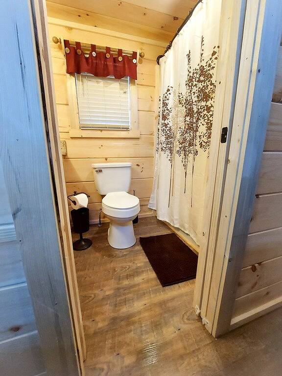 Great Smoky Mountain Tiny House Log Cabin \"Cedar Heights\" in Bryson City, Fontana Lake
