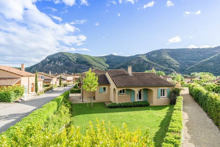 Villa pour 4 personnes, avec Balcon ainsi que Jardin et Piscine à Vallon-Pont-d'Arc