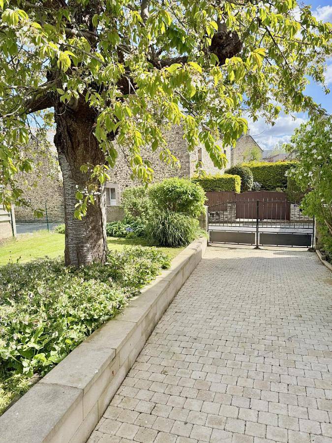 Location de vacances pour 12 personnes, avec jardin à Langrolay-sur-Rance