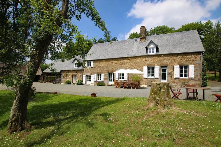 Gîte pour 10 personnes, avec jardin dans Bourguenolles