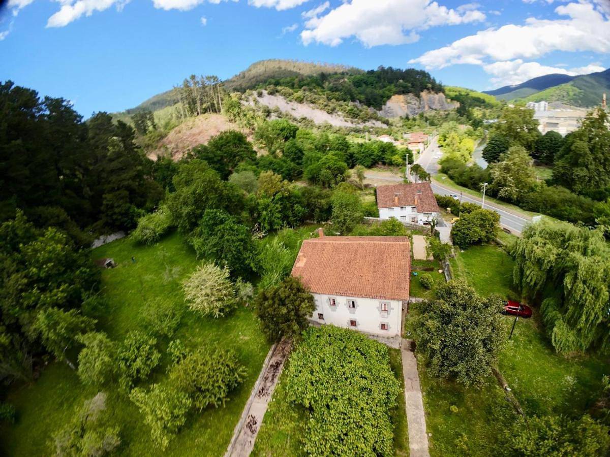 Lutzin Etxea, Caserío Vasco con piscina, jardín y parking, a 15 min de Bilbao in Llodio, Cordillera Cantábrica