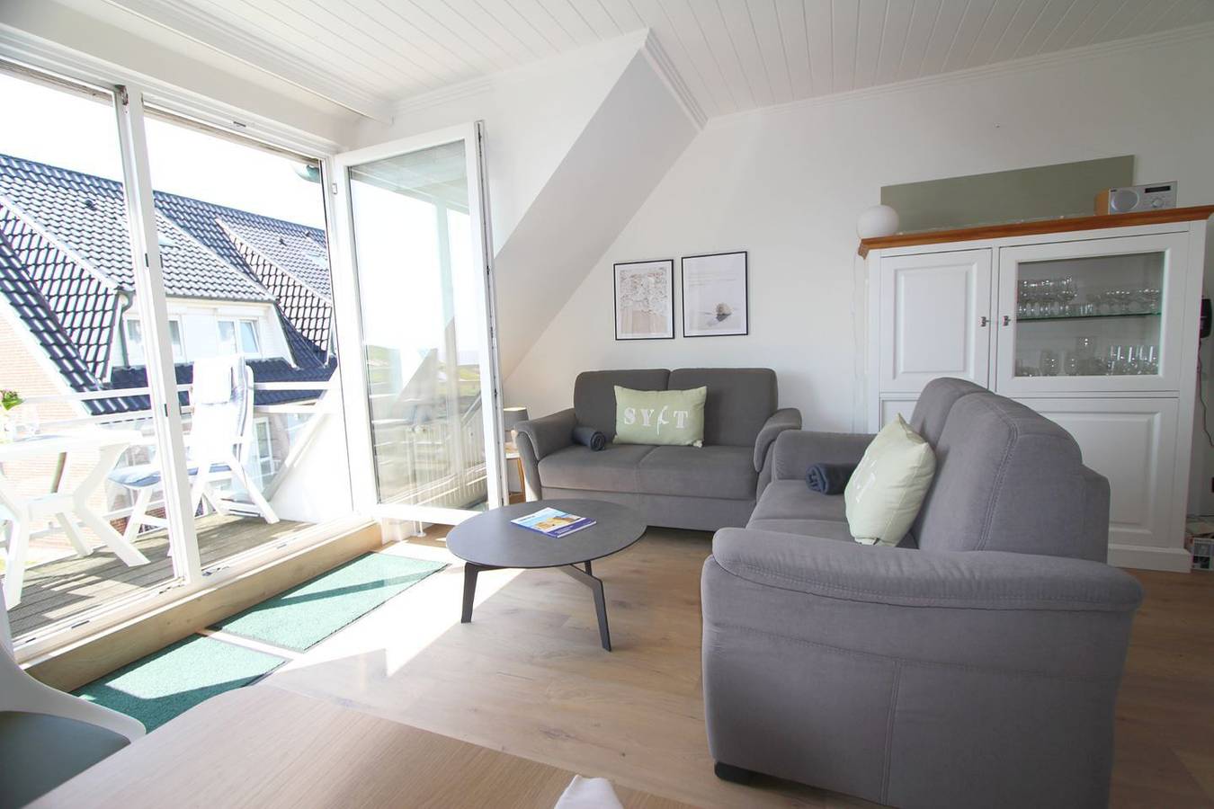 Ganze Wohnung, Gemütlich eingerichtetes Appartement mit Meerblick in extrem strandnaher Lage in Wenningstedt, Sylt