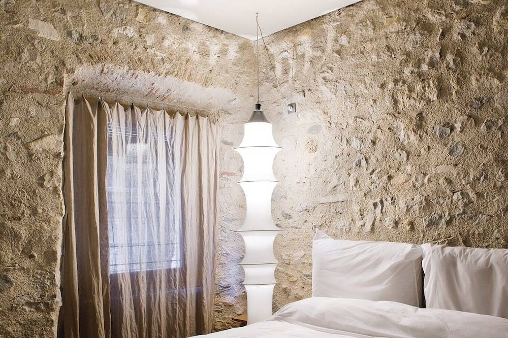 Ganze Wohnung, Historical stone house renovated with modern style in Girona, Gironès
