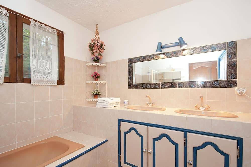 Villa in Bagnols with Pool & Near Nature Parks in Bagnols-en-Forêt, Mediterranean Coast (France)