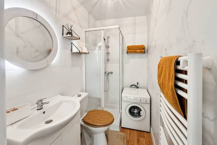 Entire apartment, Bright, quiet T1 with private parking in Bagnoles-de-l'Orne, Parc naturel régional Normandie-Maine
