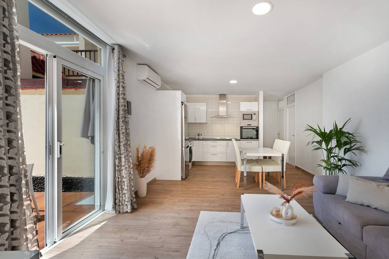 Entire apartment, Vacation Apartment 'Beach Holidays' with Shared Pool, Wi-Fi and Air Conditioning in San Eugenio Alto, Adeje