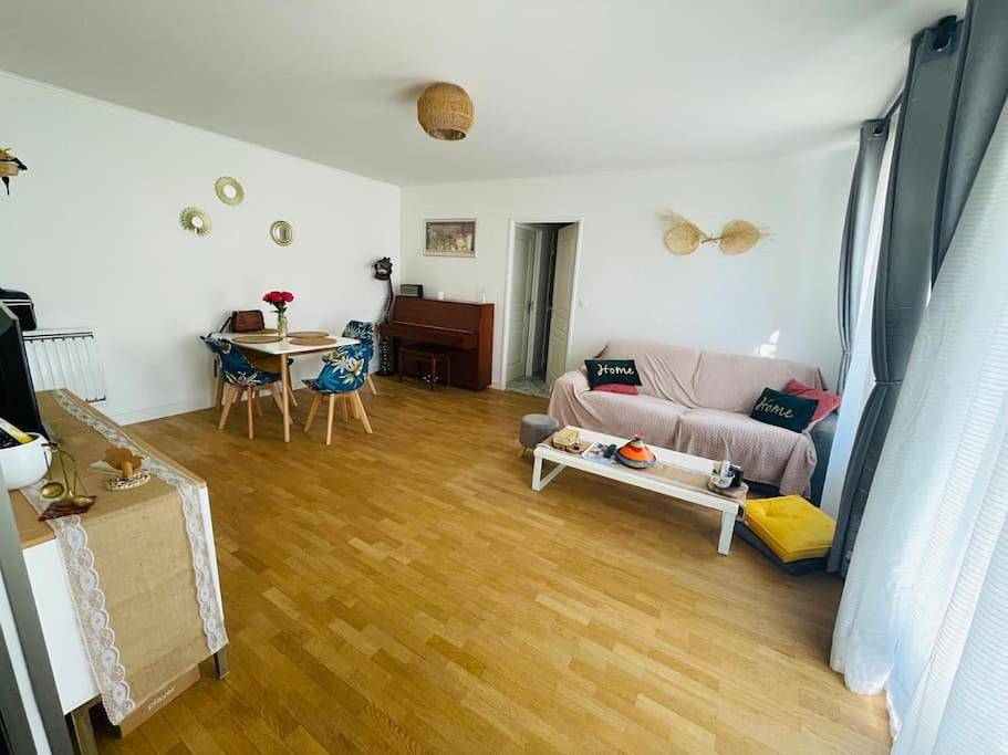 Appartement entier, Two-Bedroom Apartment in Le Mesnil-Amelot, Seine-et-Marne