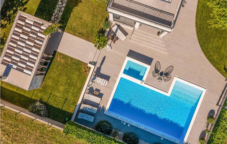 Geräumige 2-Zimmer-Wohnung mit Pool, WLAN, Küche und Parkplatz in Dalmatinisches Zagora