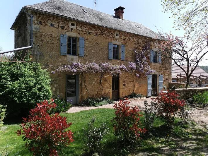 Location de vacances pour 8 personnes, avec Terrasse et Jardin ainsi que Piscine et Vue à Paulin