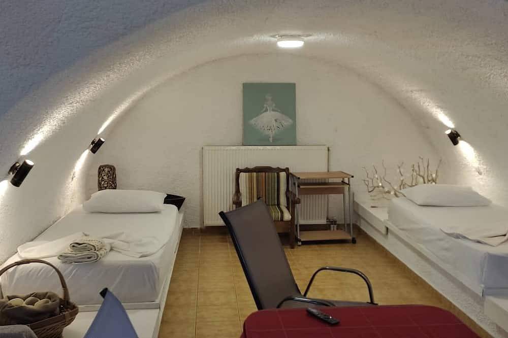 A quiet little Greek village with a  classic cottage 15 minutes from monemvasias in Peloponnes