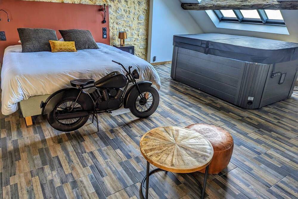 Chambre Industrielle Avec Jacuzzi Privatif Sous les Poutres in Treuzy-Levelay, Seine-et-Marne