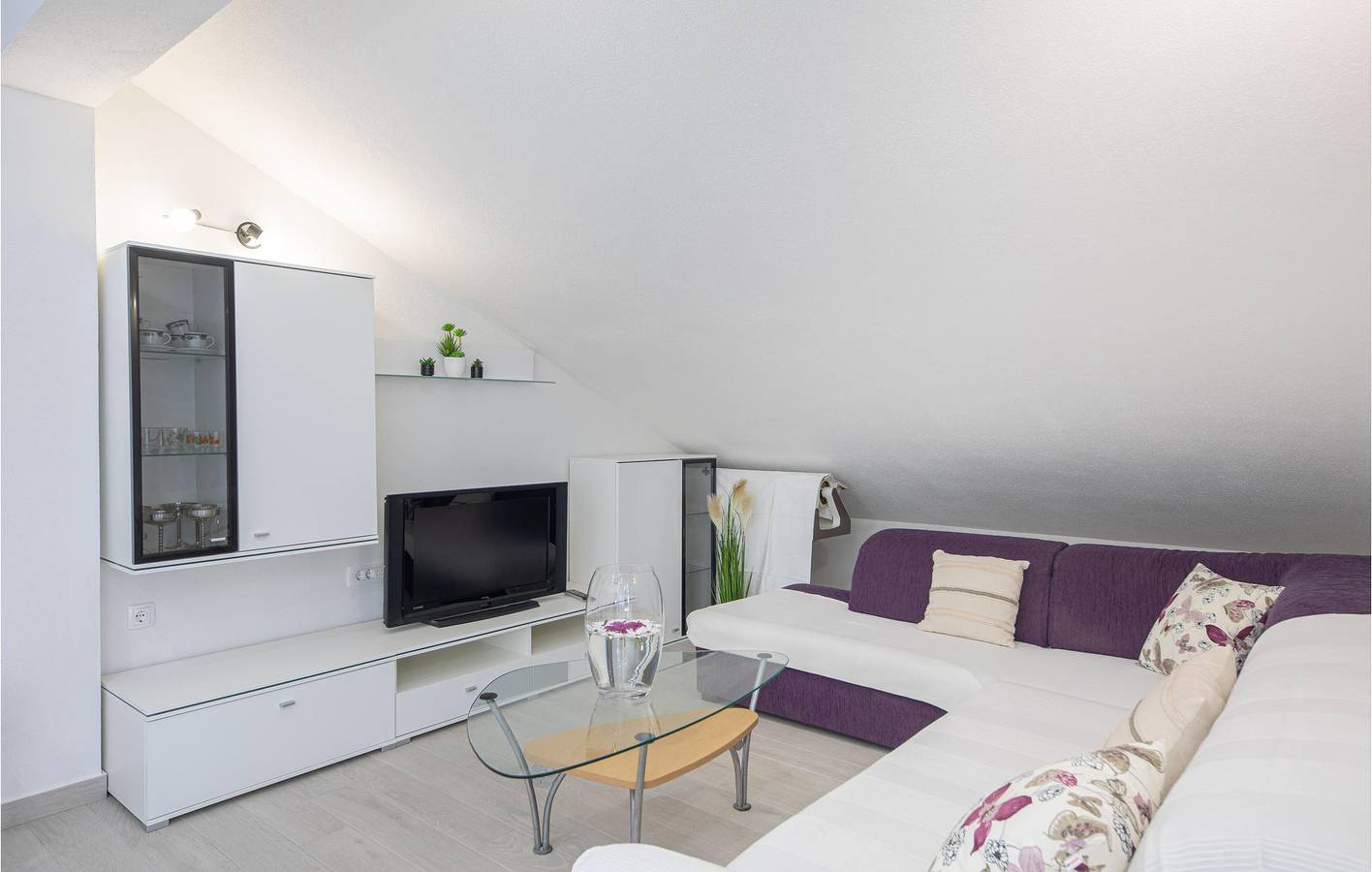 Ganze Ferienwohnung, Charmantes Apartment mit Meerblick, Terrasse und WLAN, in Strandnähe in Jesenice, Split-Dalmatien