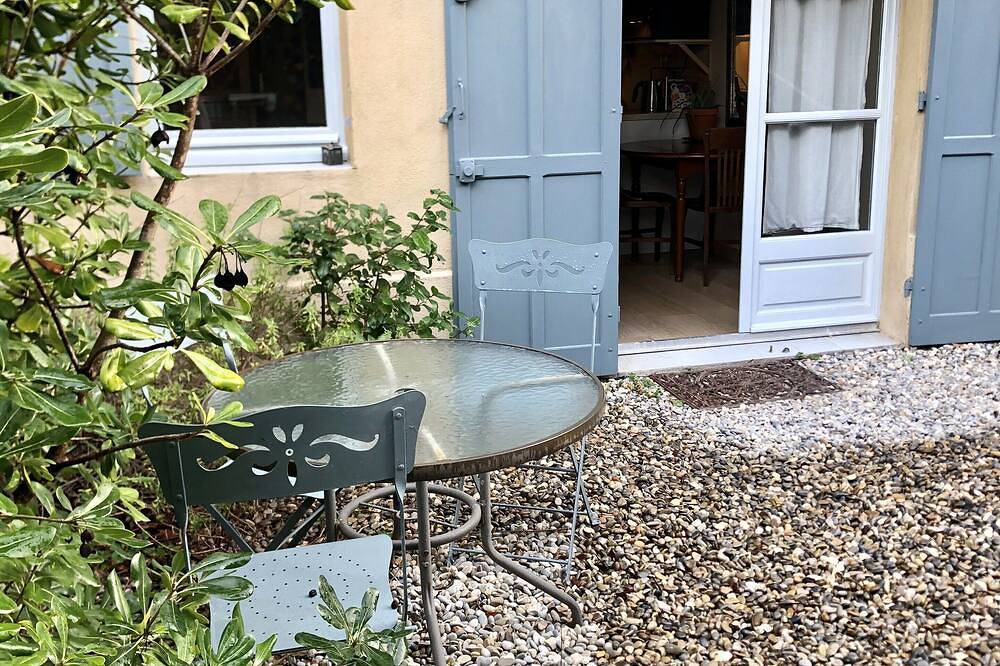 Apartment for 2 People in Aix-en-Provence, Aix-en-Provence region