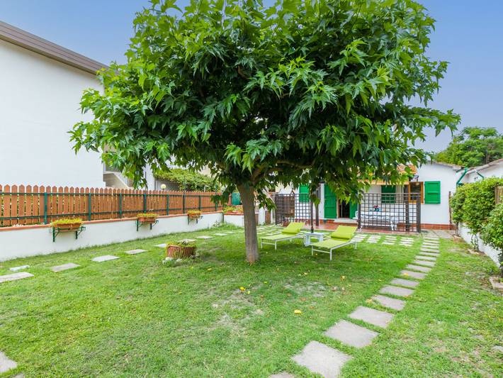 Ferienhaus für 4 Personen, mit Terrasse und Garten in Mazzanta