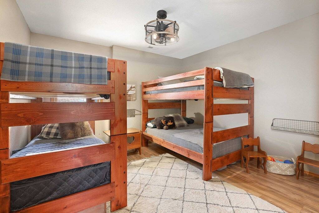 Log Cabin for 12 Guests in Beaver Lake, Ozark Mountains