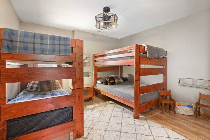 Log cabin for 12 people, with hot tub and balcony in Beaver Lake