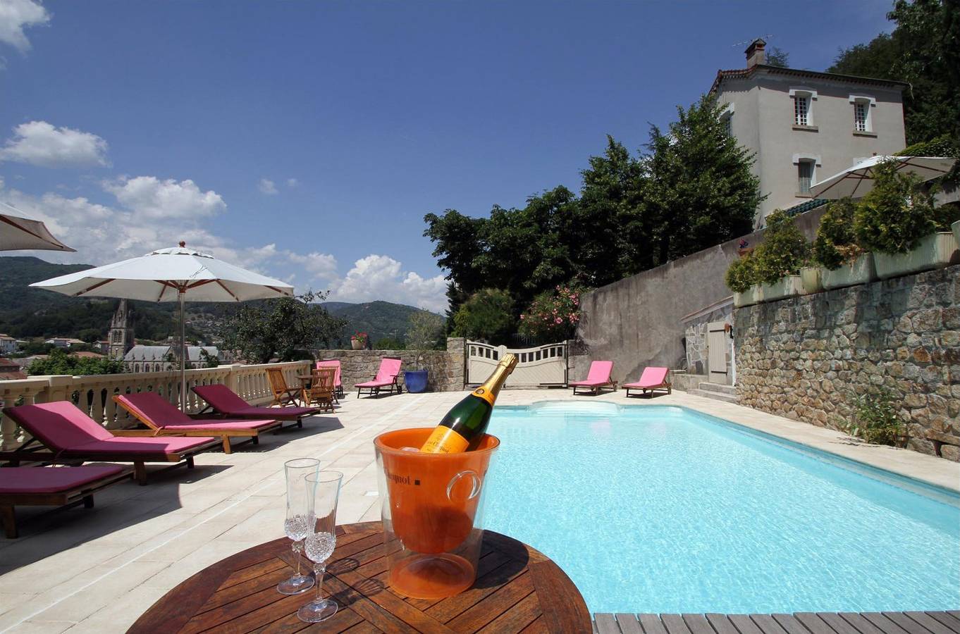 Villa Aimée : grande maison, piscine chauffée in Vals-les-Bains, Parc naturel régional des Monts d'Ardèche
