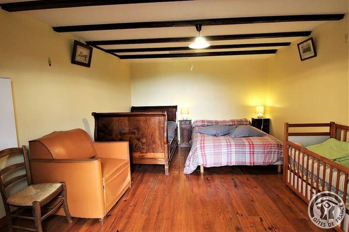 Location de vacances pour 9 personnes, avec jacuzzi et jardin ainsi que terrasse et piscine à Poule-les-Écharmeaux - 3