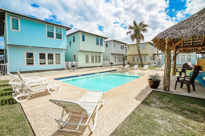 Vacation rental for 10 people, with pool and balcony in Texas Gulf Coast