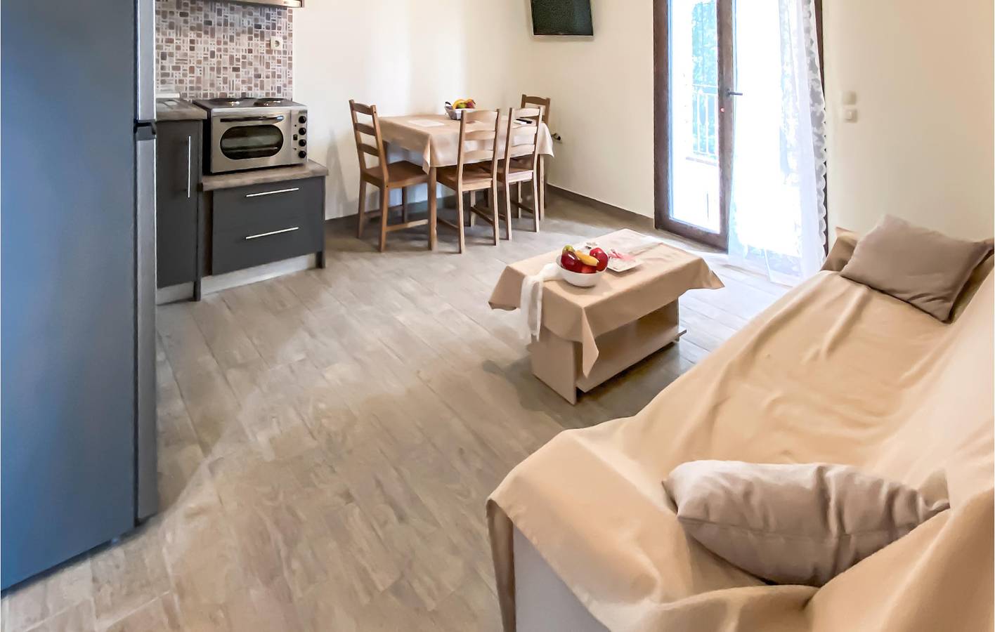 Entire holiday apartment, Cozy Coastal Apartment with AC and Parking, 2.5km to Beach in Phocis region