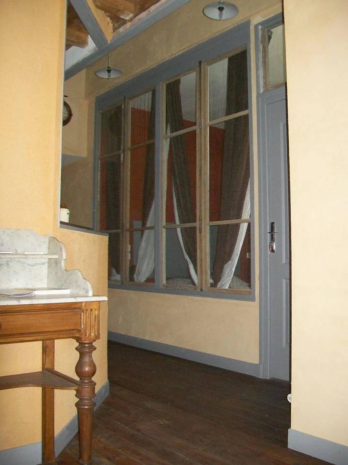 Location de vacances pour 6 personnes, avec terrasse ainsi que jardin et piscine à Saint-Priest - 3