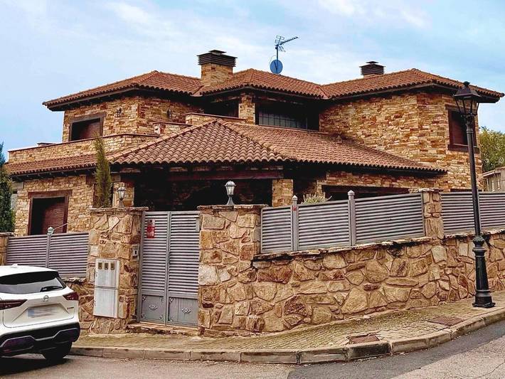 Chalet para 14 personas, con vistas además de piscina y jardín en Sierra Norte - 2