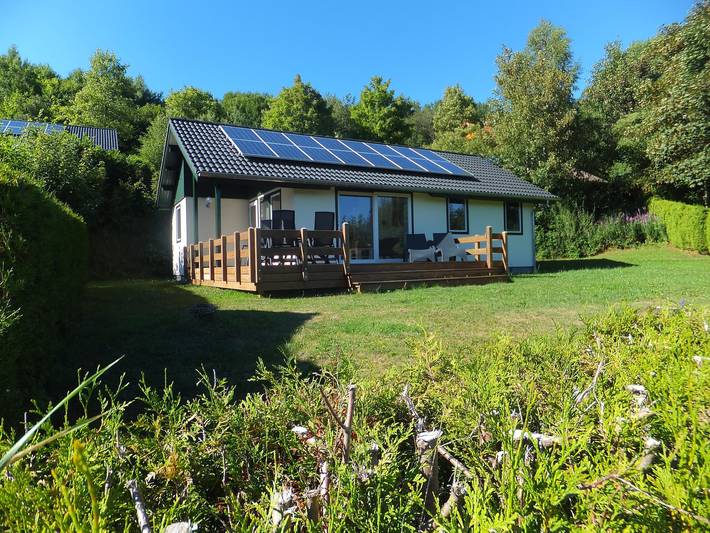 Bungalow für 6 Personen, mit Terrasse und Garten sowie Sauna und Ausblick in der Eifel