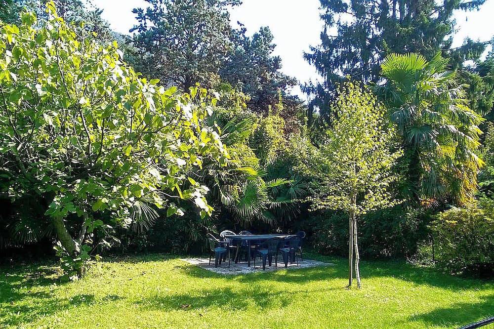 Entire apartment, Spacious 4-room apartment with private garden only about 100 m from the beach in Maccagno, Maccagno con Pino e Veddasca