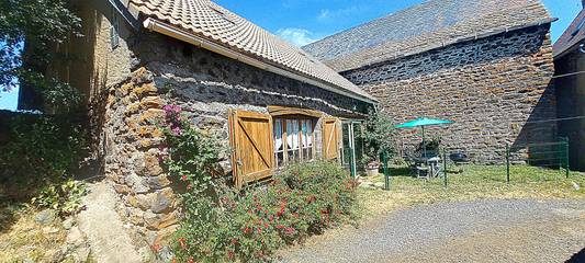 Maison De Campagne pour 5 Personnes dans Laurie, Parc naturel régional des Volcans d'Auvergne, Photo 1