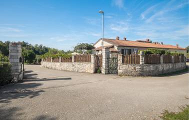 Ferienhaus für 8 Personen, mit Terrasse in Zentralistrien