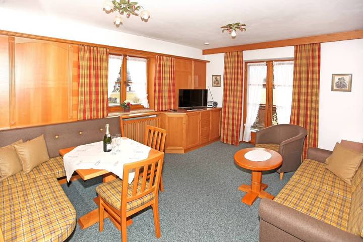 Appartement entier, Appartement "Bergkristall" avec vue sur les montagnes, jardin partagé et Wi-Fi in Krün, Alpes bavaroises
