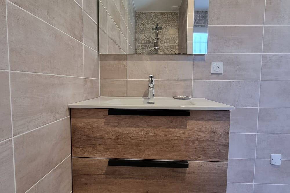 Entire apartment, Charmant Studio de 22 m² Avec Terrasse de 13 m² et spa Spacieux Sous Pergola in Aubignan, Vaucluse
