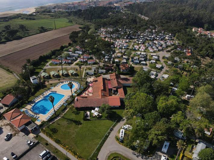 Location de vacances pour 10 personnes, avec jardin ainsi que bassin pour enfant et piscine dans Angeiras - 3