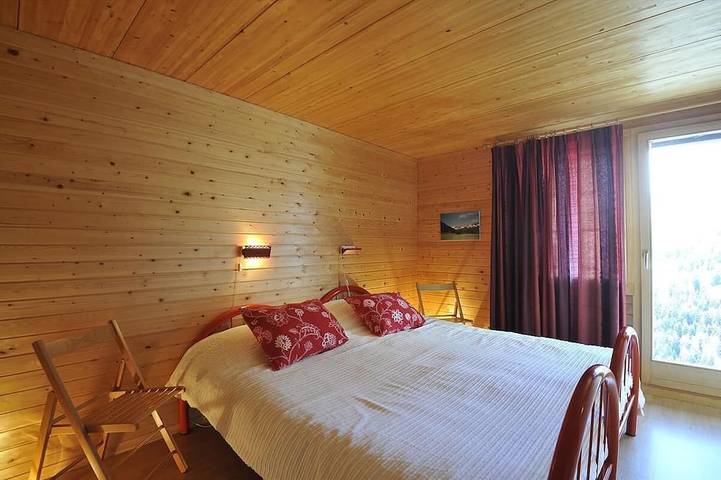 Chalet très confortable pour 6-7 personnes : Living avec poêle - galerie avec canapé-lit (1,90 x 1,4 in Grimentz, Anniviers