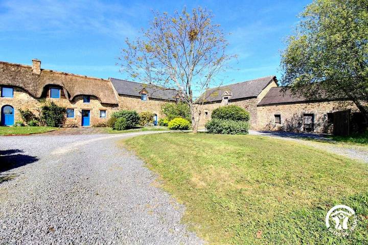 Gîte pour 4 personnes, avec terrasse ainsi que jardin et piscine à Ambon - 4