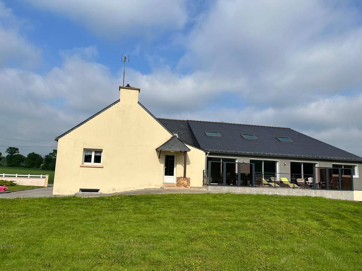 Four-Bedroom House in Lanouée, Région de Pontivy