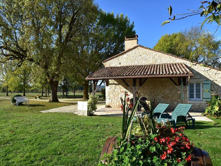 Location de vacances pour 6 personnes, avec terrasse et jardin à Saint-Nexans - 2