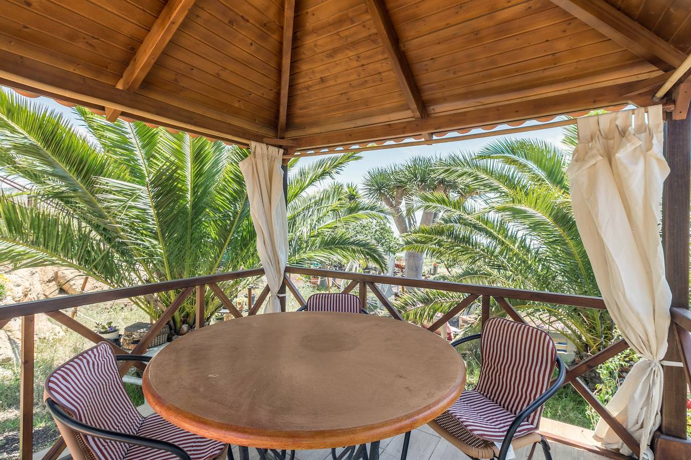Ganze Wohnung, Haustierfreundliche Ferienwohnung mit Meerblick, Terrasse, Gemeinschaftspool und Wlan in Granadilla de Abona, Teneriffa Süd