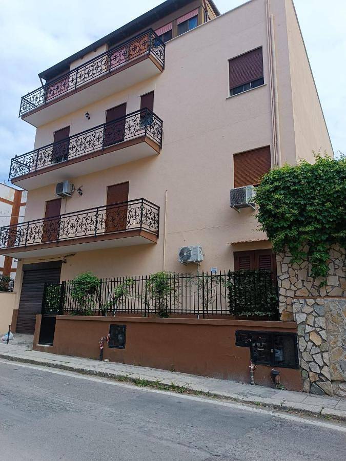 Location de vacances pour 5 personnes, avec jardin et vue à Sferracavallo - 2