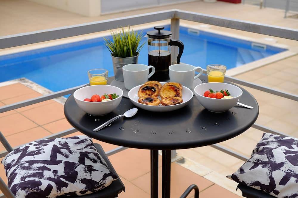 Spacious Modern Villa with Pool in Great Location On Silver Coast in Foz do Arelho, Leiria distrito