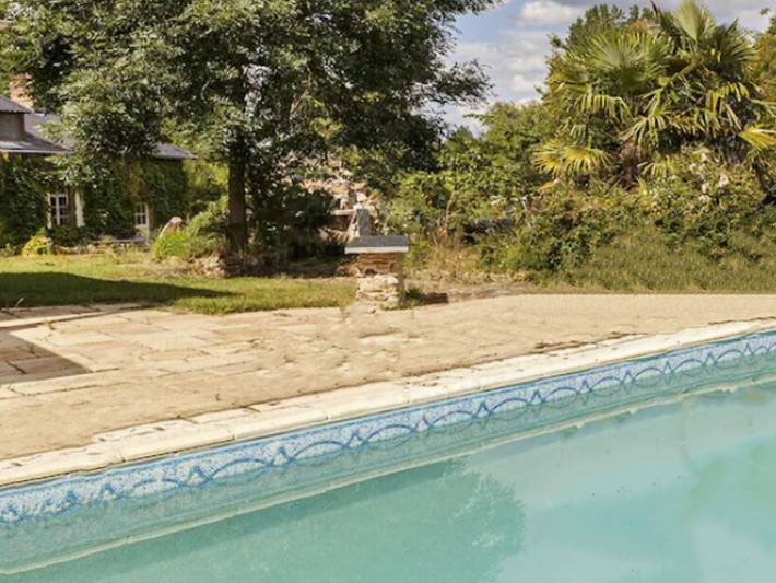 Gîte familial avec piscine couverte, animaux et grand jardin à Gennes-Longuefuye, 11 pers. in Gennes-sur-Glaize, Mayenne