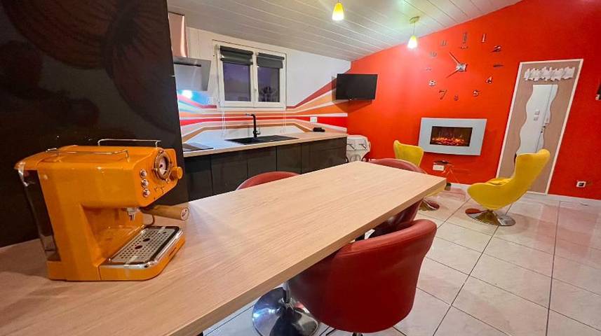 Gîte pour 6 personnes, avec Jacuzzi et Terrasse ainsi que Jardin et Piscine à Échillais - 3